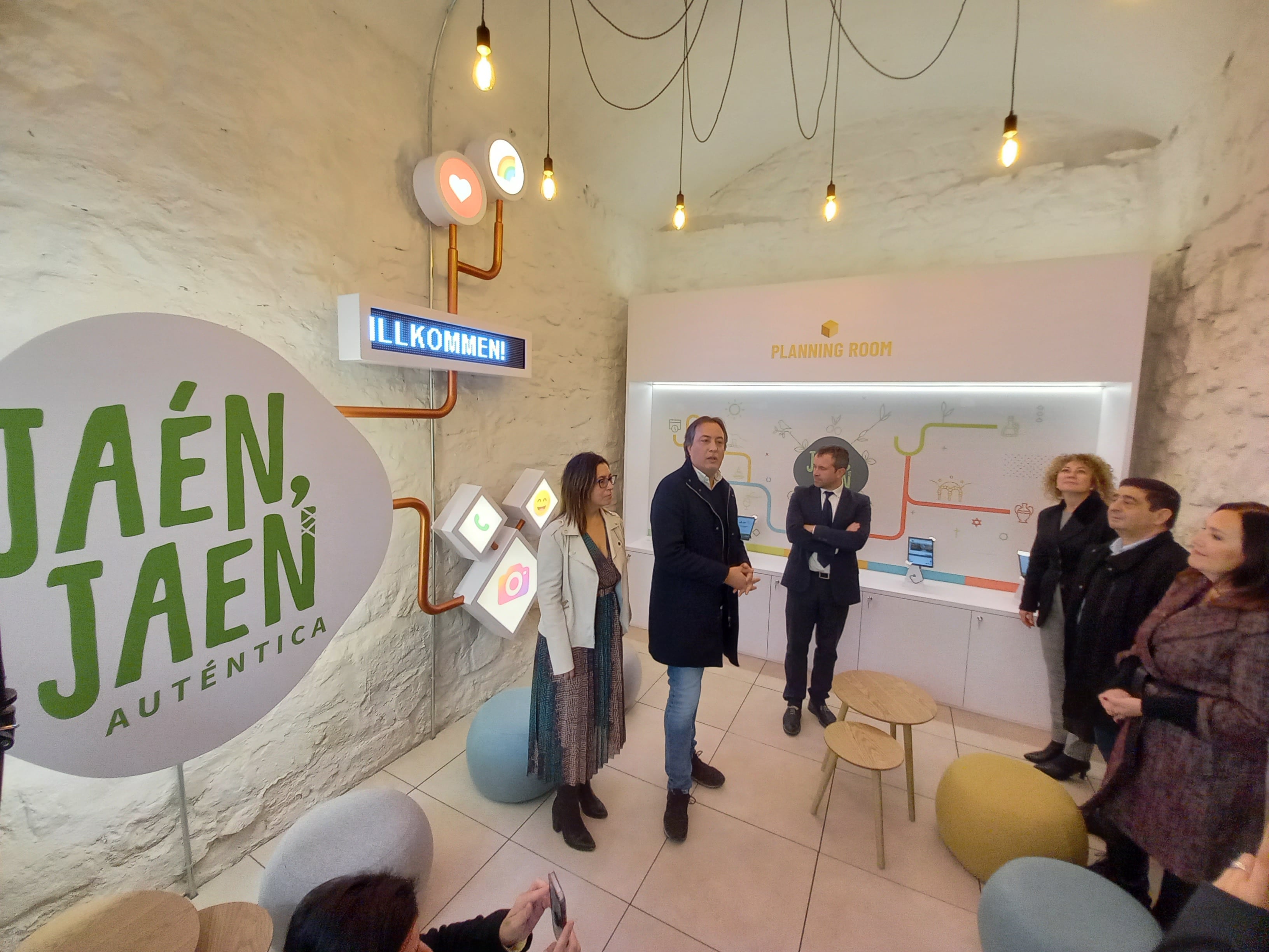 De izquierda a derecha: África Colomo, concejala de Presidencia del Ayuntamiento de Jaén; José Manuel Higueras, concejal de Cultura; Julio Millán, alcalde de Jaén; Pilar Molina, responsable de Turismo Andaluz; Francisco Reyes, presidente de la Diputación de Jaén y Catalina Madueño, subdelegada del Gobierno en Jaén.