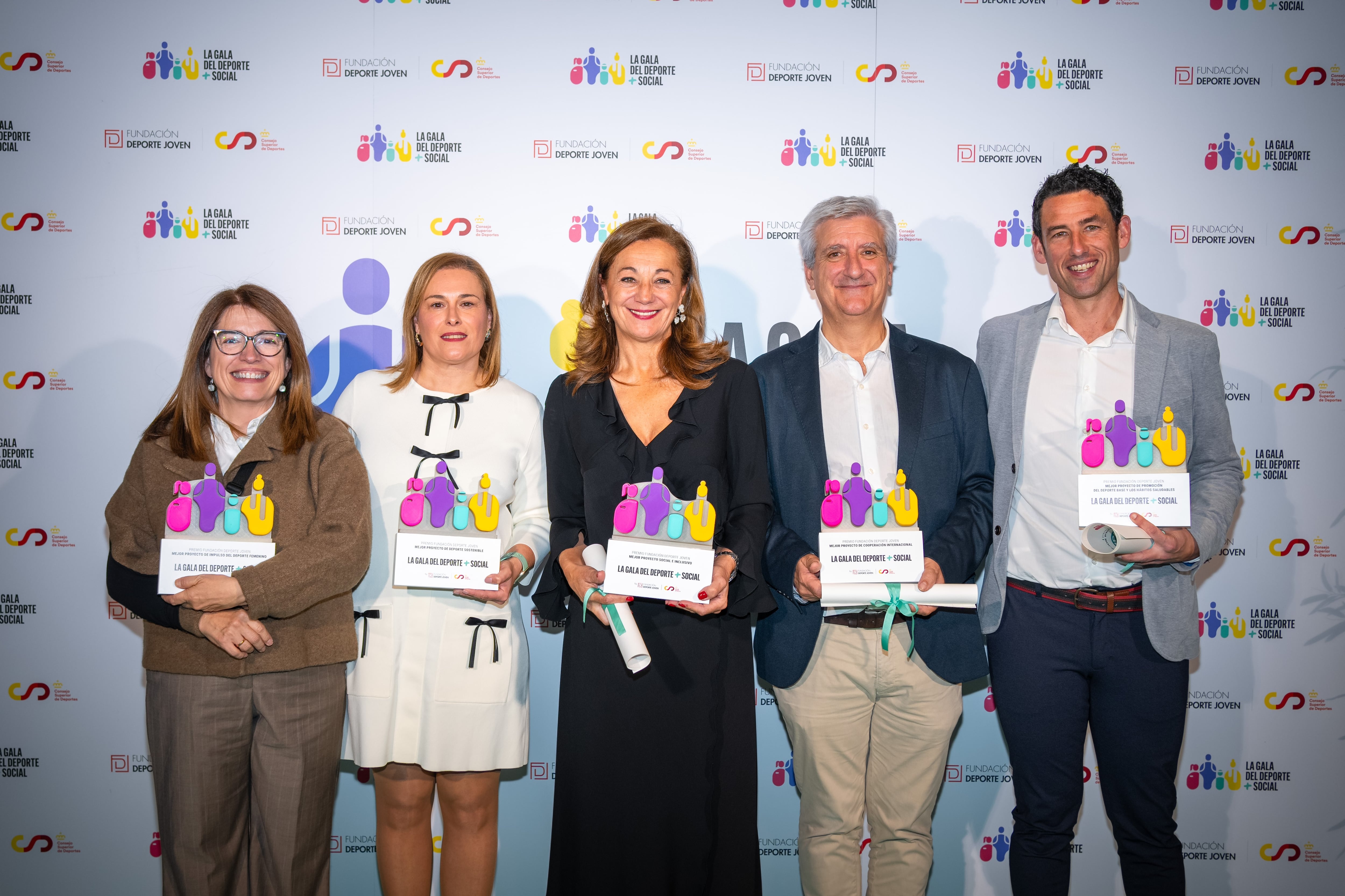 Luis Morillo( primero por la derecha) y Susana Cubells ( segunda por la izquierda) con el resto de premiados