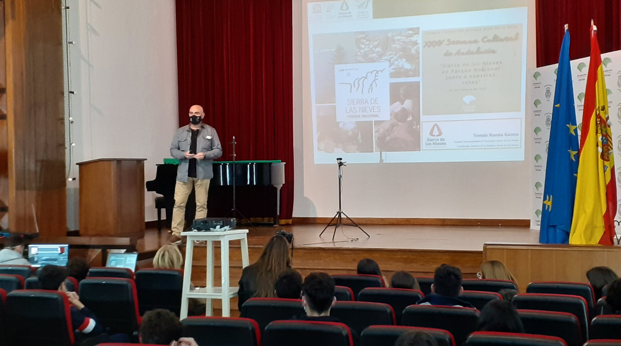 Instante de la conferencia inaugural, a cargo de Tomás Rueda, coordinador de la Reserva de la Biosfera de la Sierra de las Nieves.