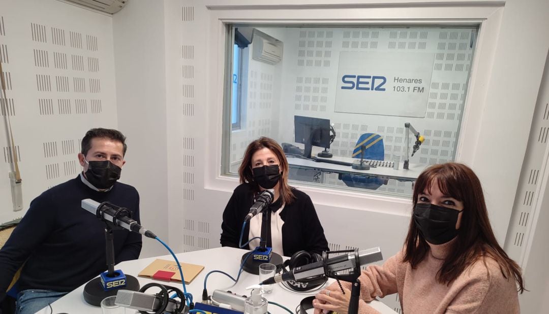 Fernando Díaz, alcalde de Loeches, Gema Pacheco, alcaldesa de Nuevo Baztán e Isabel González, técnico de Turismo de Nuevo Baztán, en los estudios de SER Henares. 