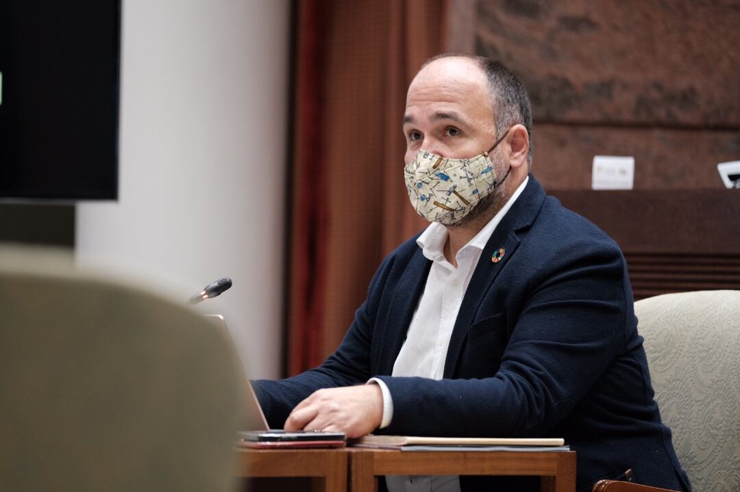 José Antonio Valbuena, consejero de Transición Ecológica, en el Parlamento de Canarias