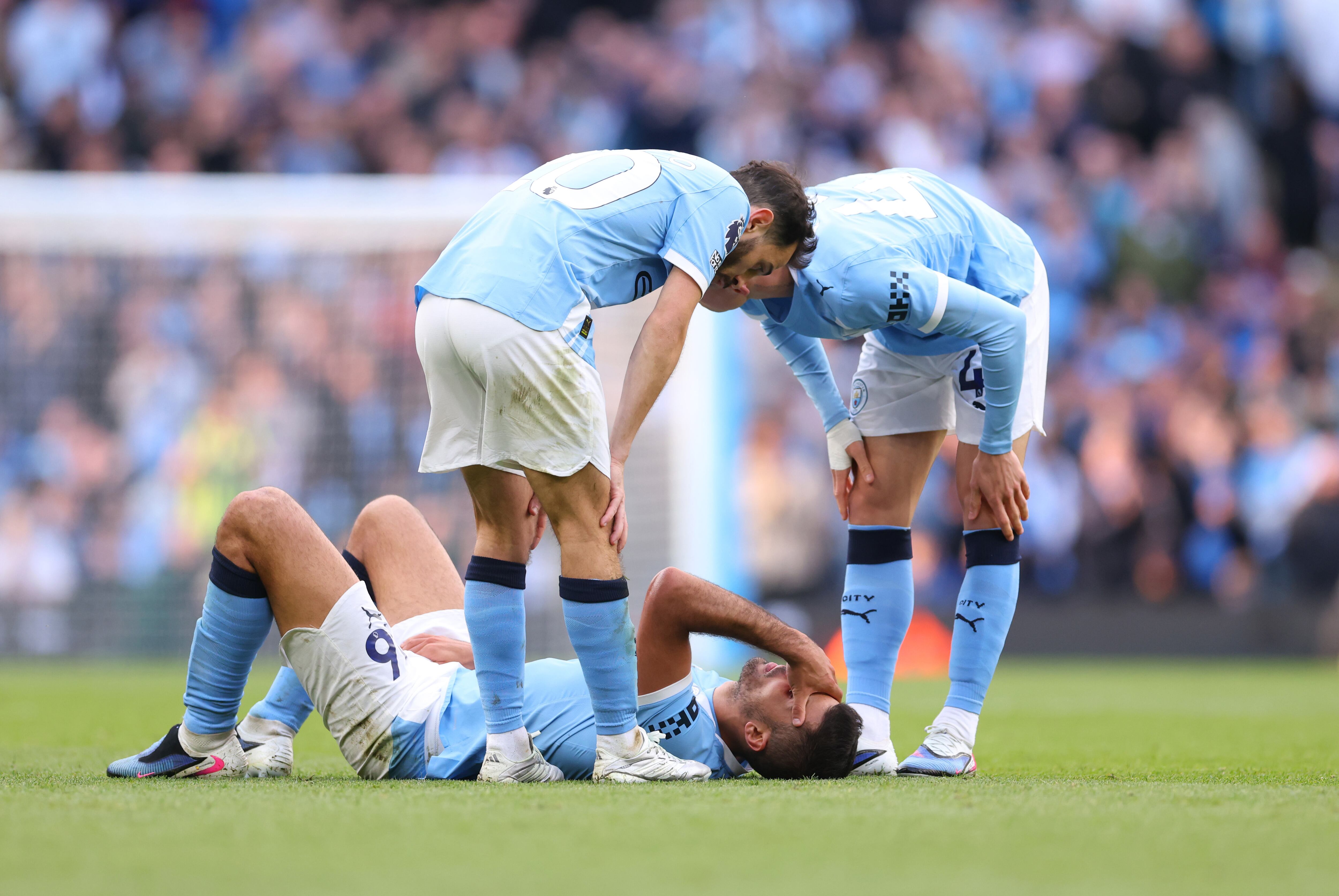 Rodri se duele de la ingle durante el partido entre el Manchester City y el Arsenal