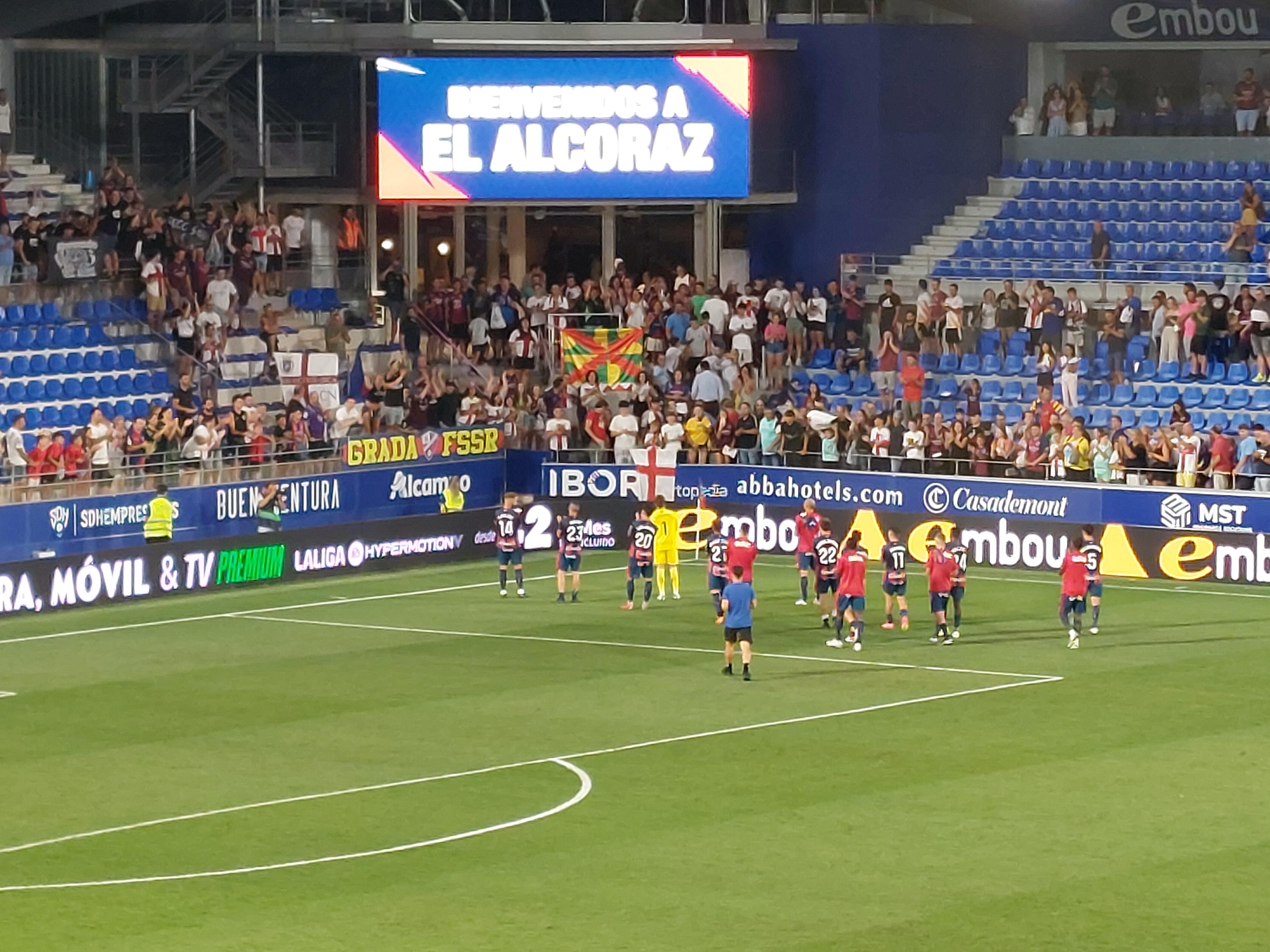 La afición aplaudió a los jugadores y mostró su disconformidad con el palco