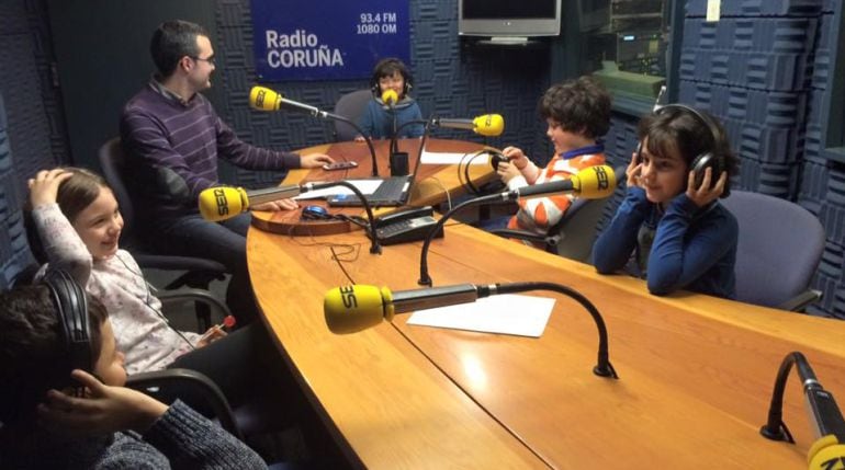 Participantes en la tertulia de niños de Hoy por Hoy A Coruña