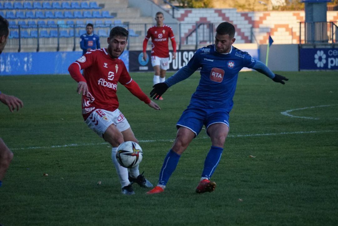 Julio Gracia controla un balón en el partido ante el Puertollano