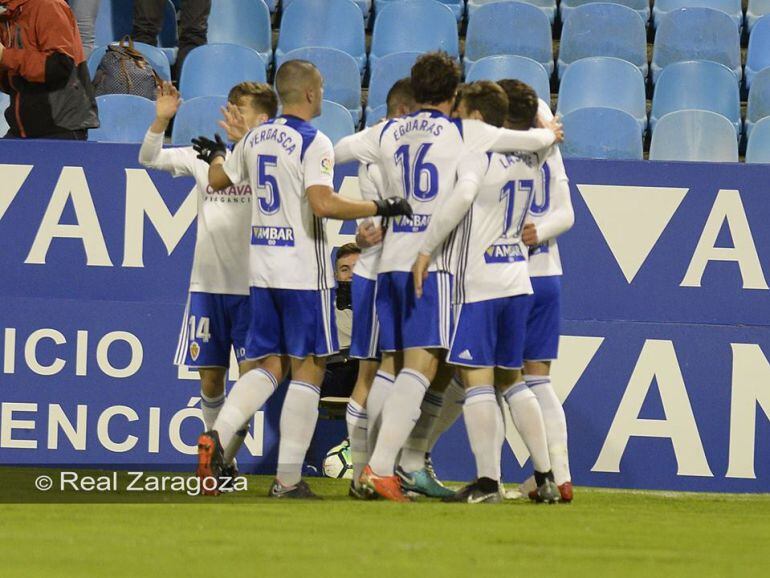 Los futbolistas del Real Zaragoza celebran un gol en la última victoria conseguida en La Romareda