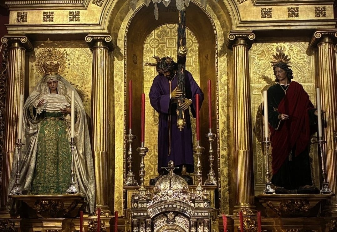 El Señor de las Penas en el centro del altar de la Hermandad de San Roque
