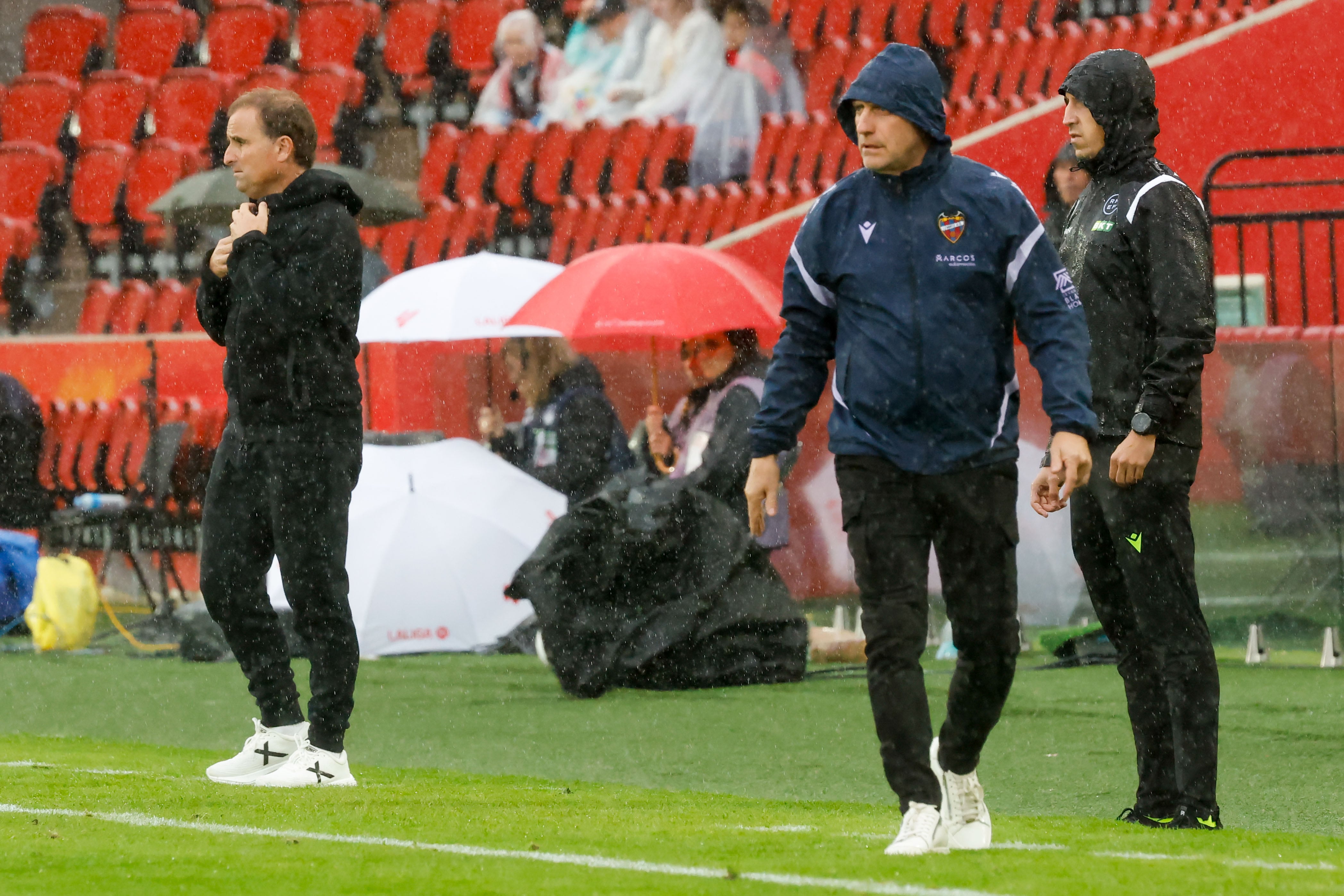 PALMA DE MALLORCA, 26/10/2025.- Los entrenadores del Mallorca, Jagoba Arrasate (i), y del Levante, Julián Calero (2d), durante los primeros minutos del partido de la décima jornada de Laliga disputado entre el RCD Mallorca y la UD Levante, este domingo en el estado de Son Moix, en Palma. EFE/Cati Cladera
