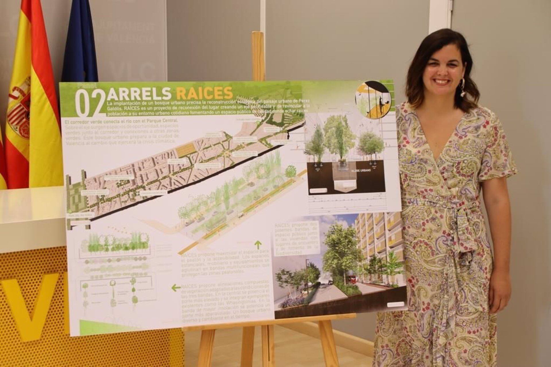 La vicealcaldesa de València y edil de Desarrollo y Renovación Urbana, Sandra Gómez, junto a la imagen del proyecto ganador del concurso para la reurbanización de las avenidas Pérez Galdós y Giorgeta.