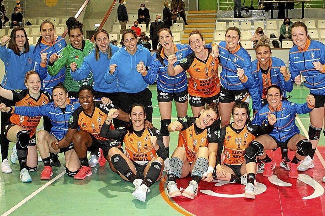 Las jugadoras del Bera Bera celebran la victoria en Gijón