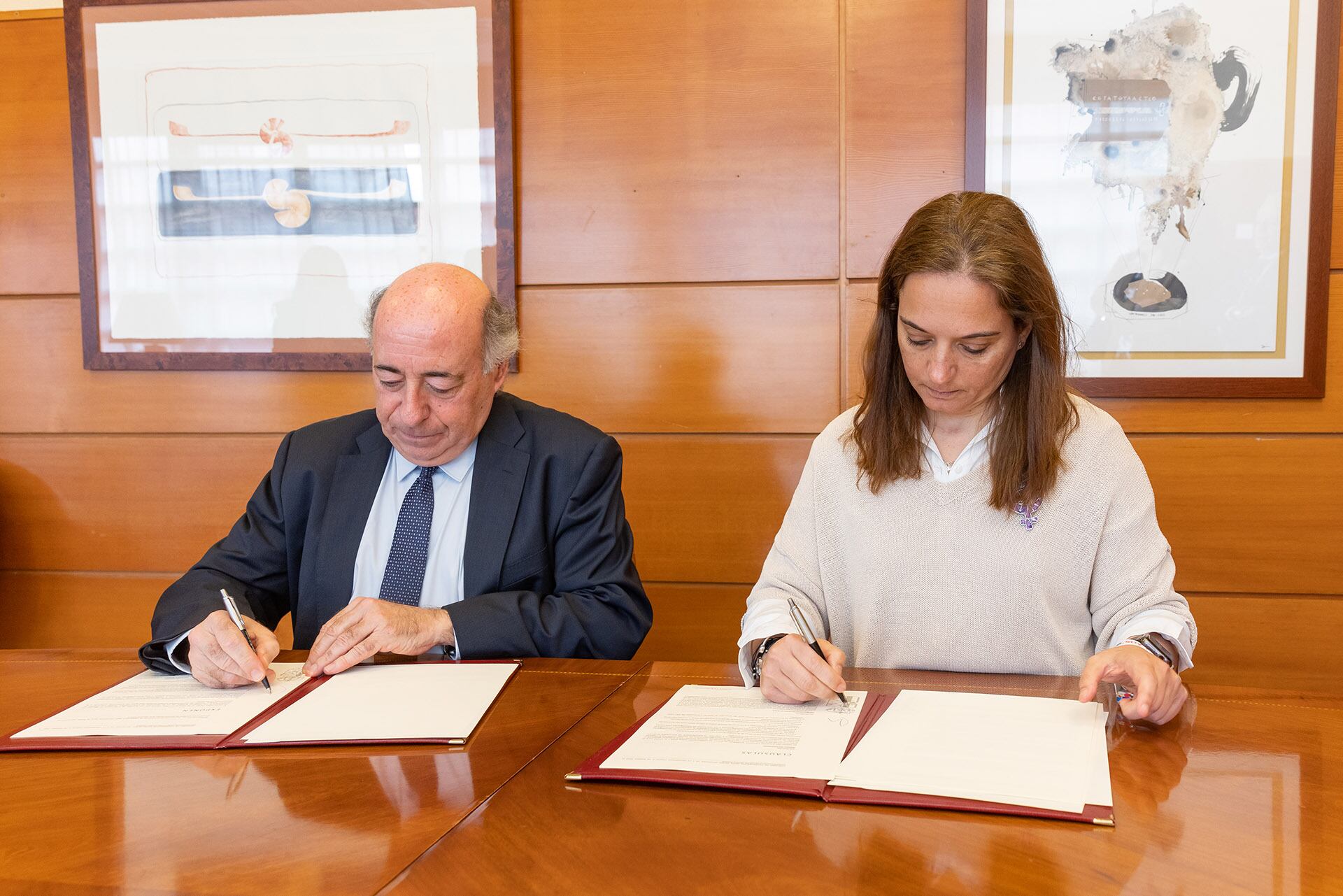 Juan Romo y Sara Hernández durante la firma del convenio