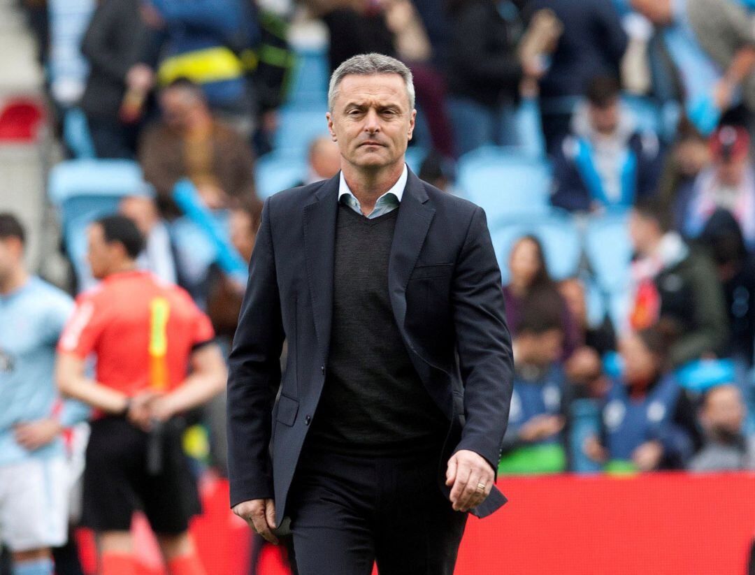 El entrenador del Celta, Fran Escribá, durante el partido ante el Betis, de Liga que se disputa hoy en el estadio de Balaídos. 