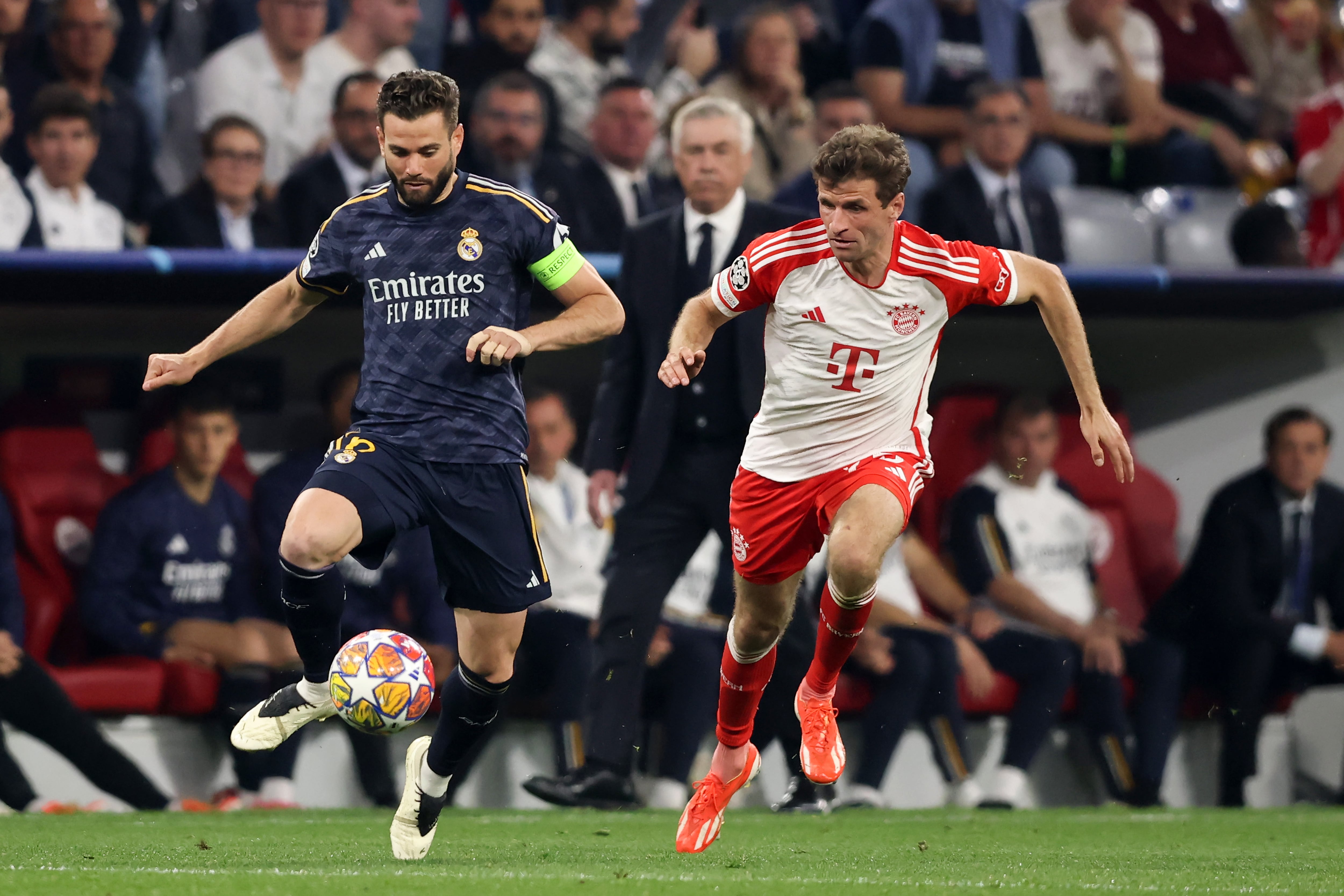 Nacho Fernández, presionado por Thomas Müller en la ida de semifinales