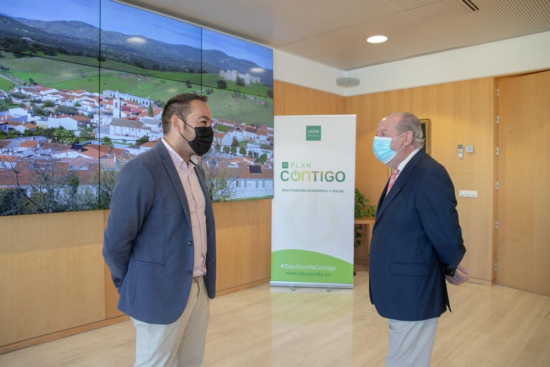 El presidente de la Diputación de Sevilla, Fernando Rodríguez Villalobos, en su encuentro con el alcalde de El Real de la Jara, José Manuel Trejo