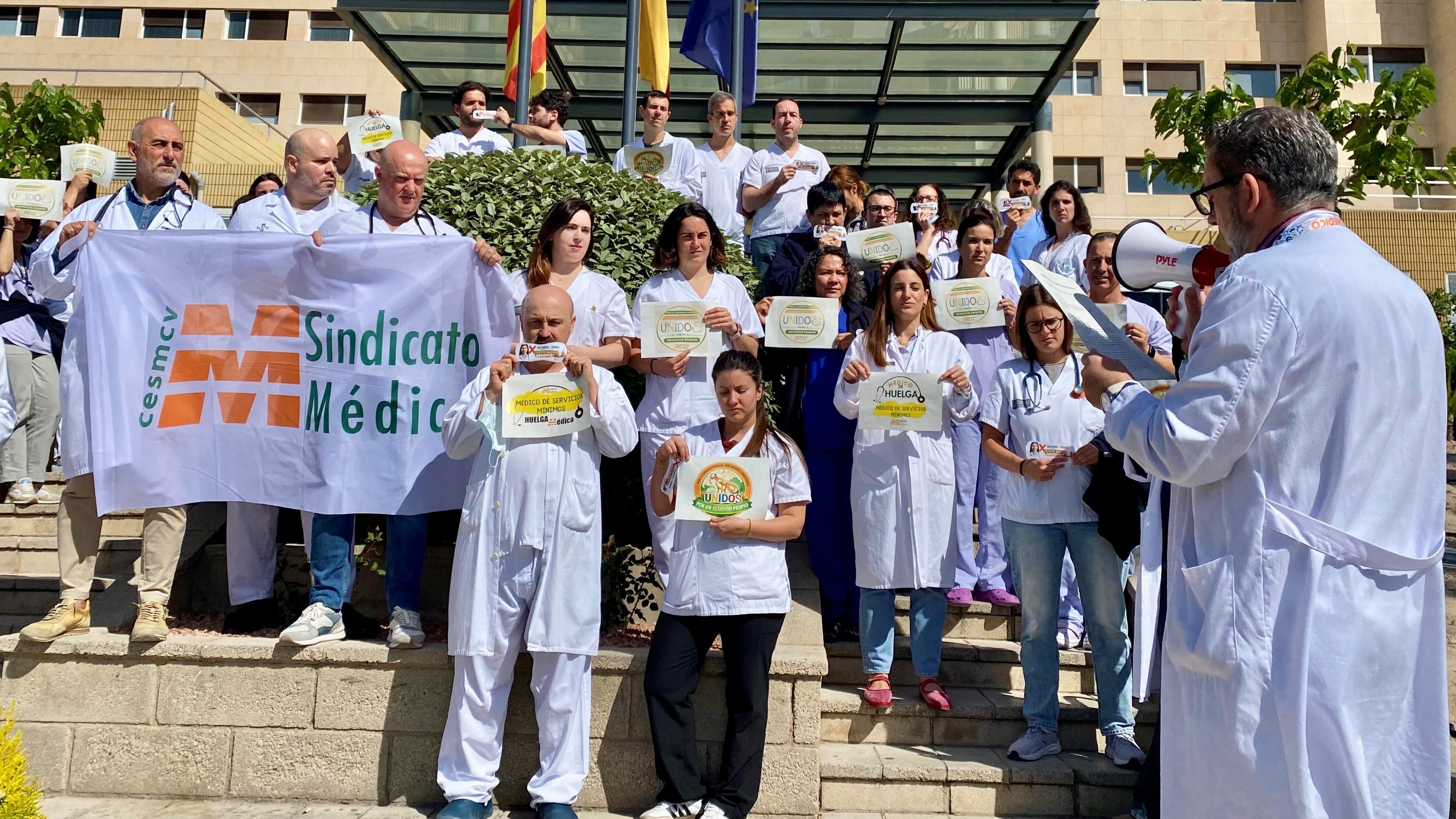 Concentración de médicos a las puertas del Hospital de Elda con motivo de la semana de huelga