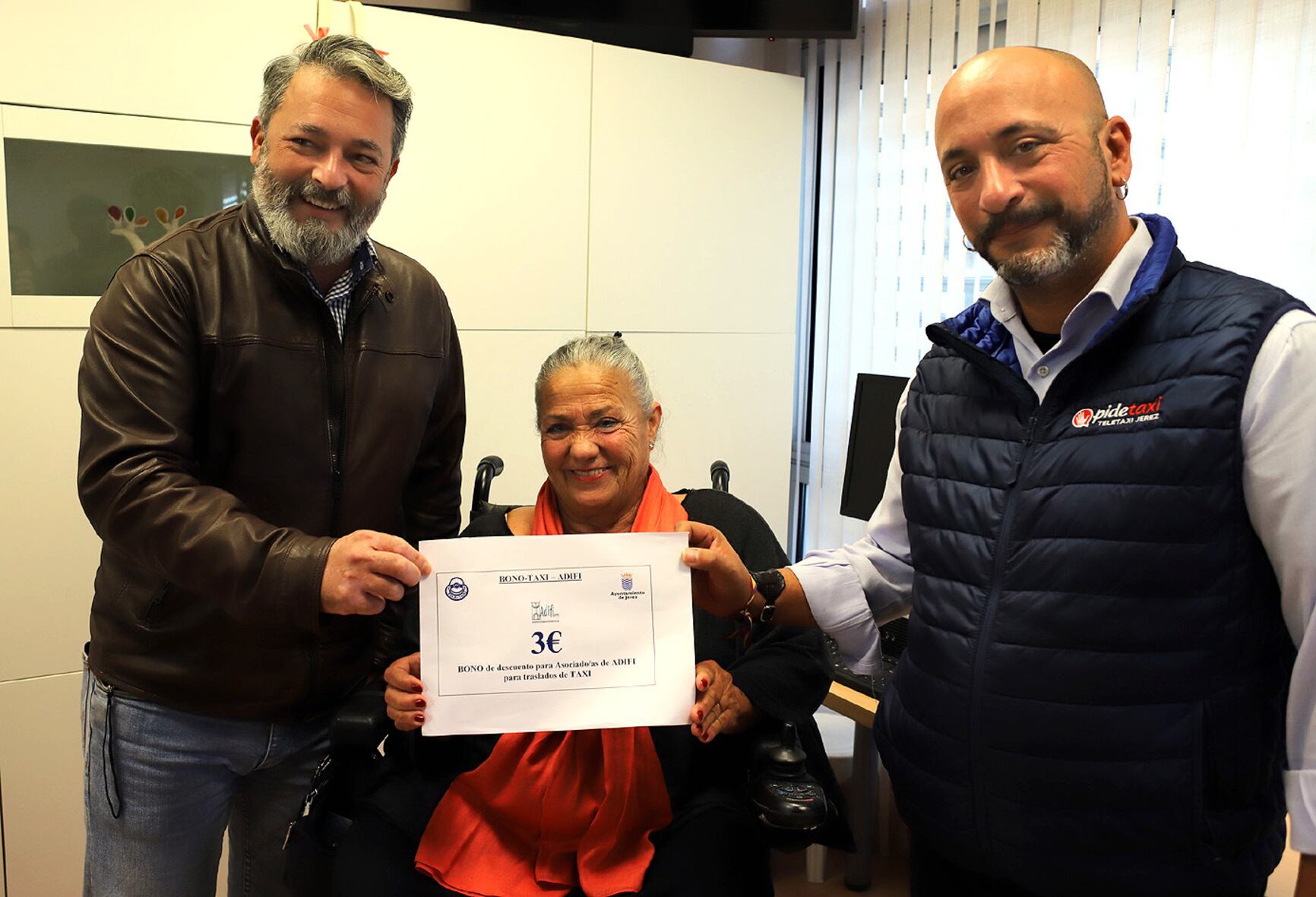 El delegado de Movilidad, Rubén Pérez, el presidente la Asociación Unión Jerezana Tele Taxi, Alejandro García y la presidenta de Adifi Jerez, Mª Carmen Menacho / Ayuntamiento de Jerez