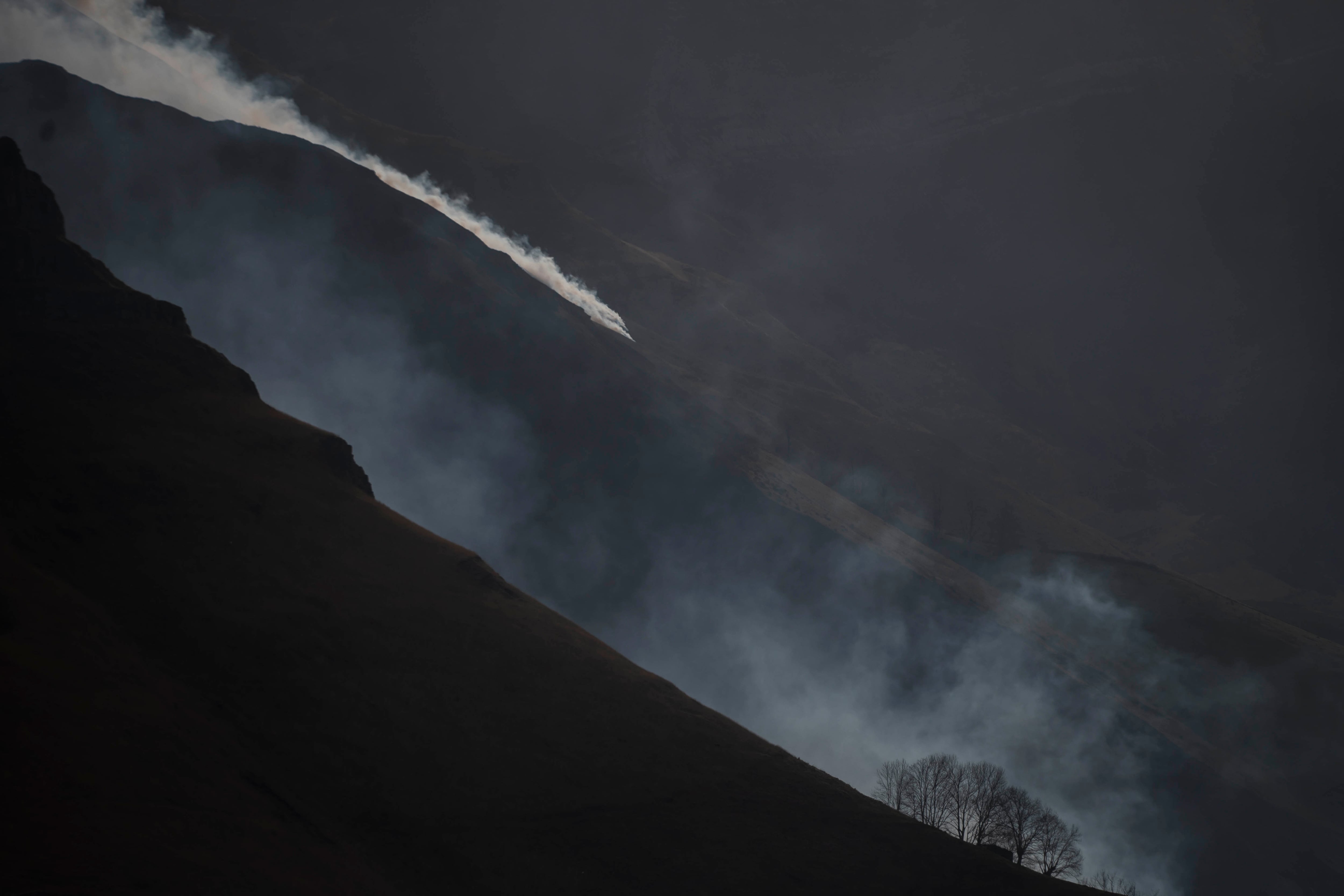 SAN ROQUE DE RÍO MIERA (CANTABRIA), 29/01/2024.- Columna de humo del incendio forestal declarado, este lunes, en la localidad cántabra de San Roque de Río Miera. EFE/PEdro Puente Hoyos
