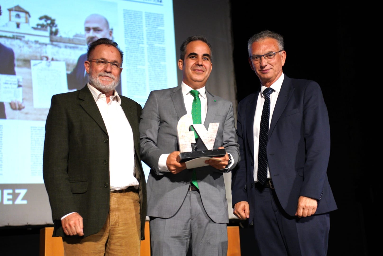 Chema Rodríguez (centro) recibiendo el premio