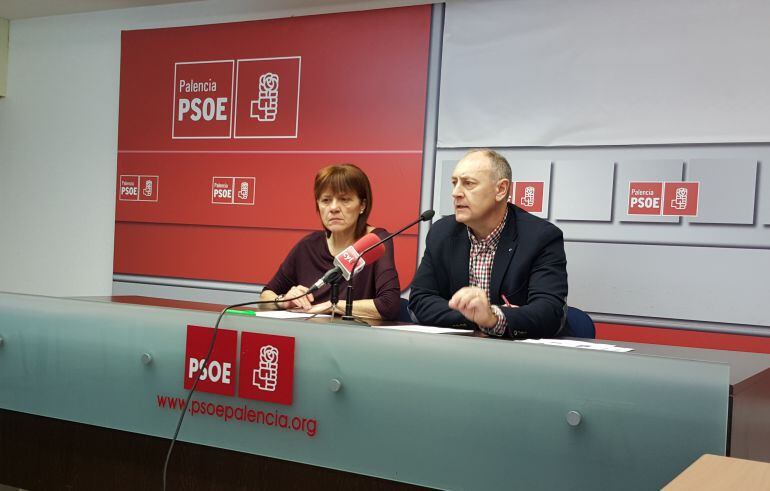 Los procuradores socialistas por Palencia Consolación Pablos y Jesús Guerrero