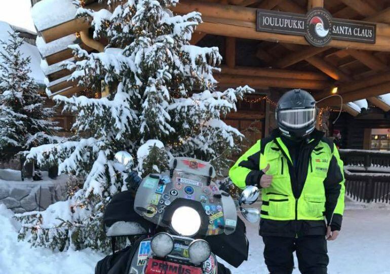 José Antonio Fernández, con su moto en una parada en la ruta entre Finlandia y Suecia