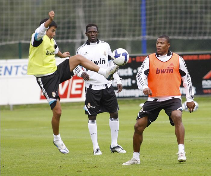 Saviola y Baptista disputan un balón