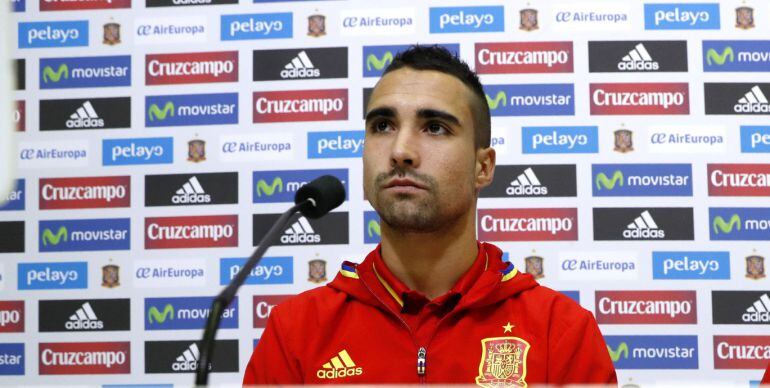 GRA117 LAS ROZAS (MADRID), Los jugadores de la selección española de fútbol Sergio Asenjo (i) y Sergio Escudero, durante la rueda de prensa posterior al entrenamiento del equipo de esta mañana en La Ciudad del Fútbol de Las Rozas, donde el combinado españ