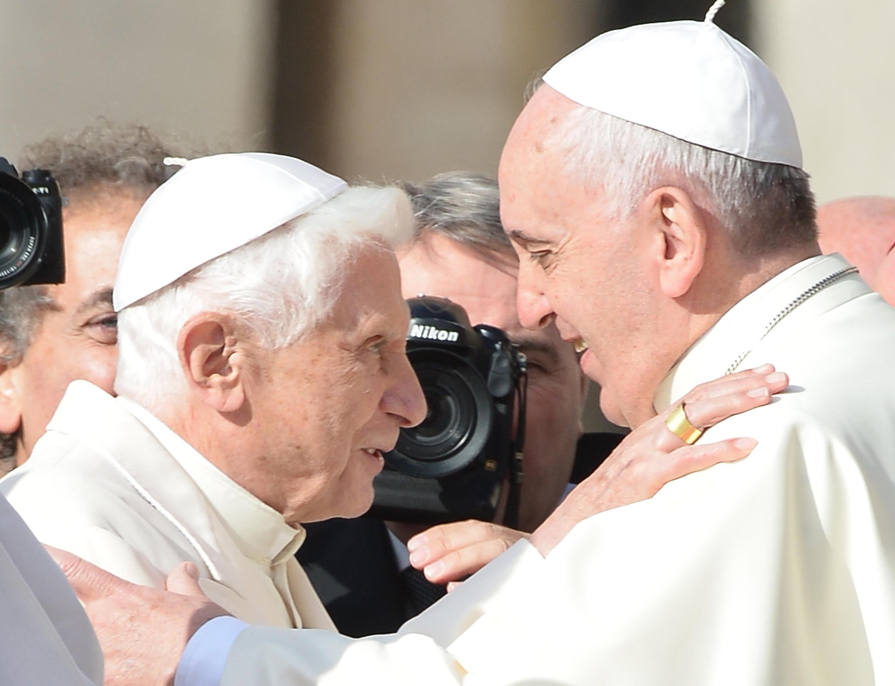 -FOTODELDÍA- CIUDAD DEL VATICANO, 28/09/2014.- (ARCHIVO) - El Papa Emérito Benedicto XVI (i) saluda al Papa Francisco (d) durante una misa por las personas mayores en la Plaza de San Pedro. El papa emérito Benedicto XVI murió hoy a los 95 años de edad en el monasterio Mater Ecclesiae del Vaticano, donde residía desde su histórica renuncia al pontificado en 2013. EFE/ARCHIVO/MAURIZIO BRAMBATTI
