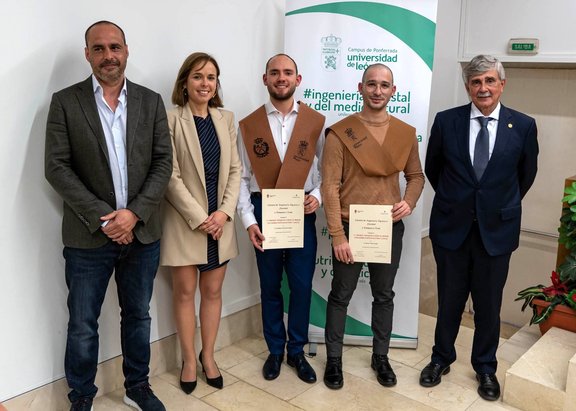 De izq. a dcha., el director general de Bosques y Río, la subdirectora de la Escuela, Flor Álvarez., los alumnos premiados y el Rector