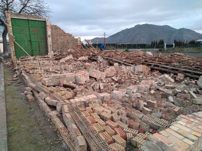 Así ha dejado el viento este secadero de tabaco en la vega de Fuente Vaqueros, cerca de Pedro Ruiz