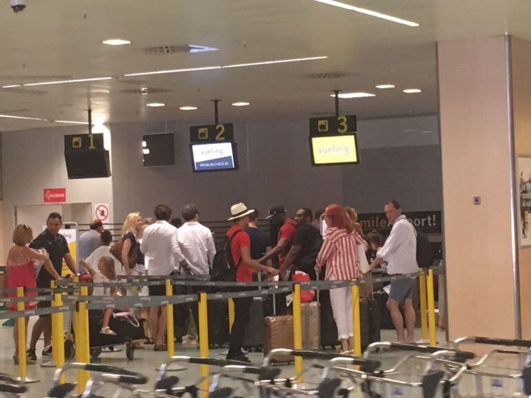 Pasajeros en el Aeropuerto de Ibiza