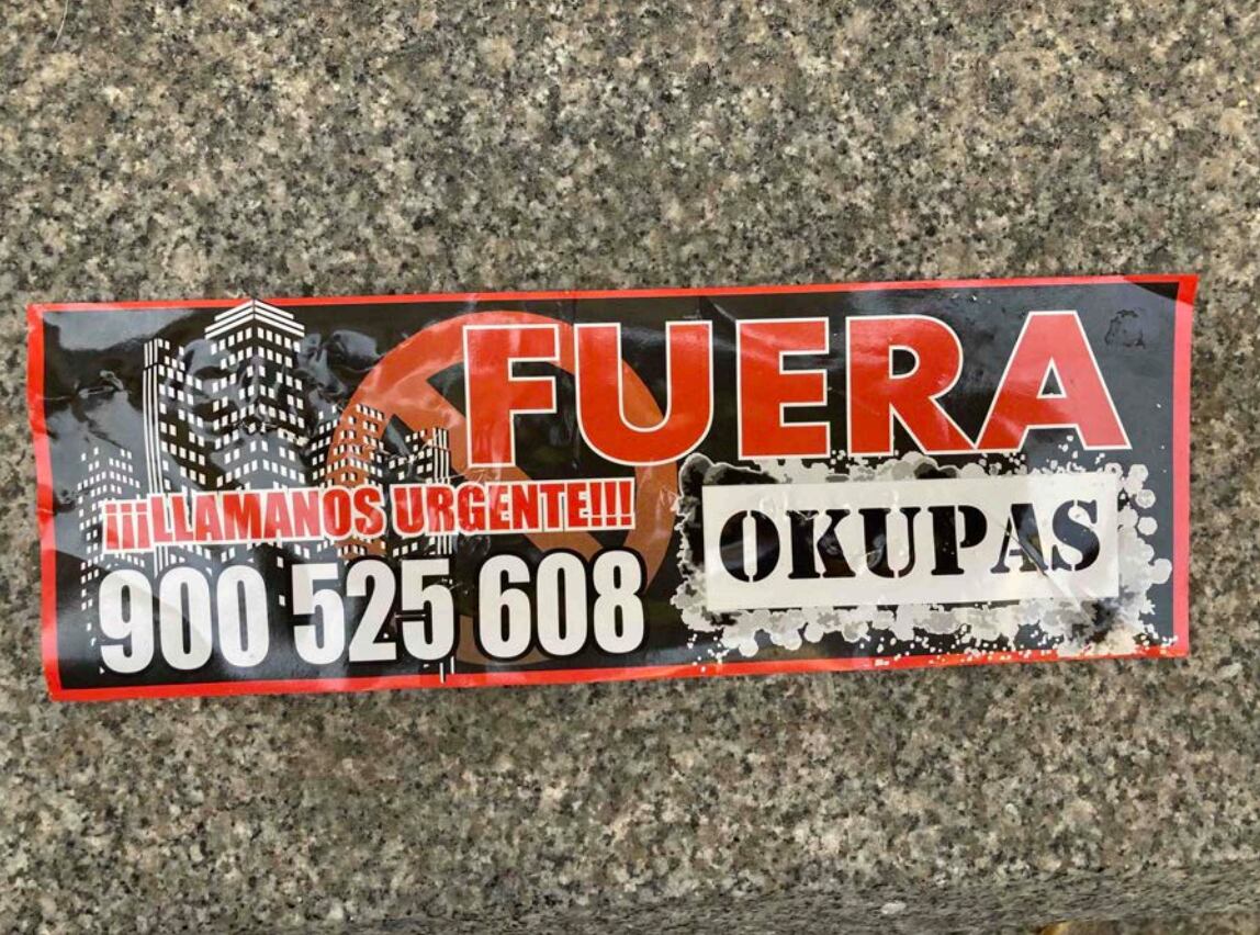 Pegatinas con la frase "fuera okupas" que han aparecido en un edificio del centro histórico de València.