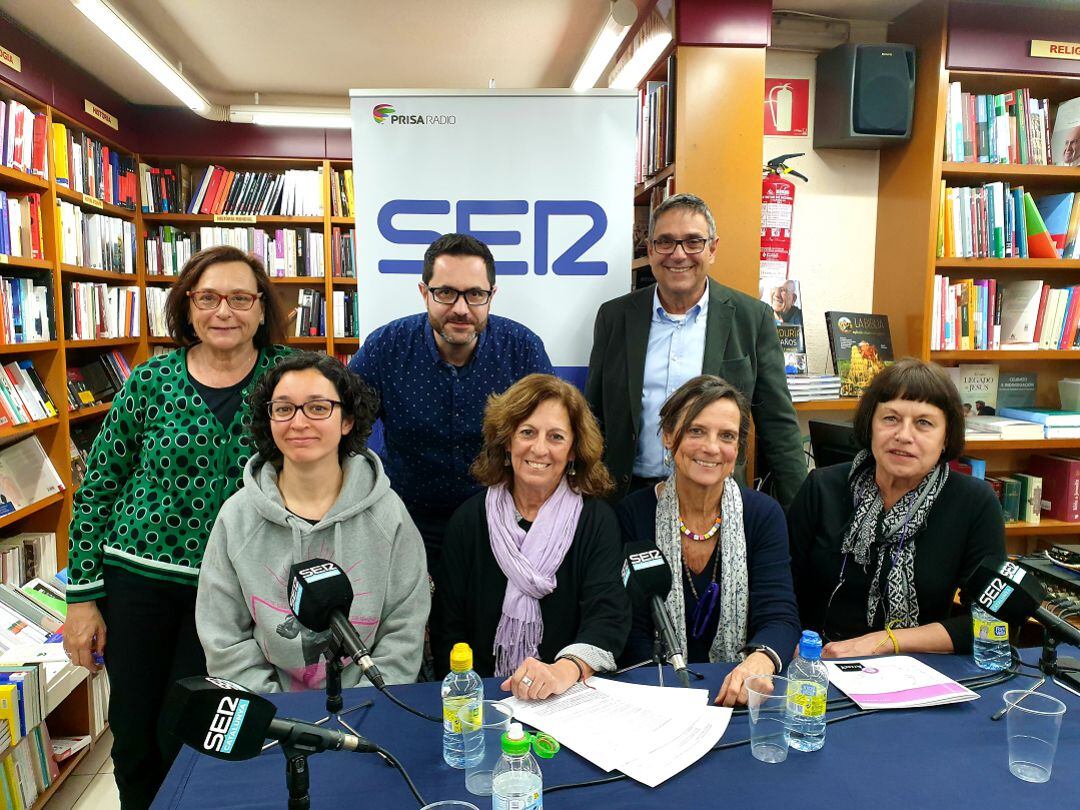 Dalt de d&#039;esquerra a Dreta: Montserrat Duch, Jordi Cartañá, Alfred Arola,  A Sota d&#039;esquerra a Dreta: Elisabeth Sánchez, Fina Masdeu, Joana Zaragoza i Montserrat Palau