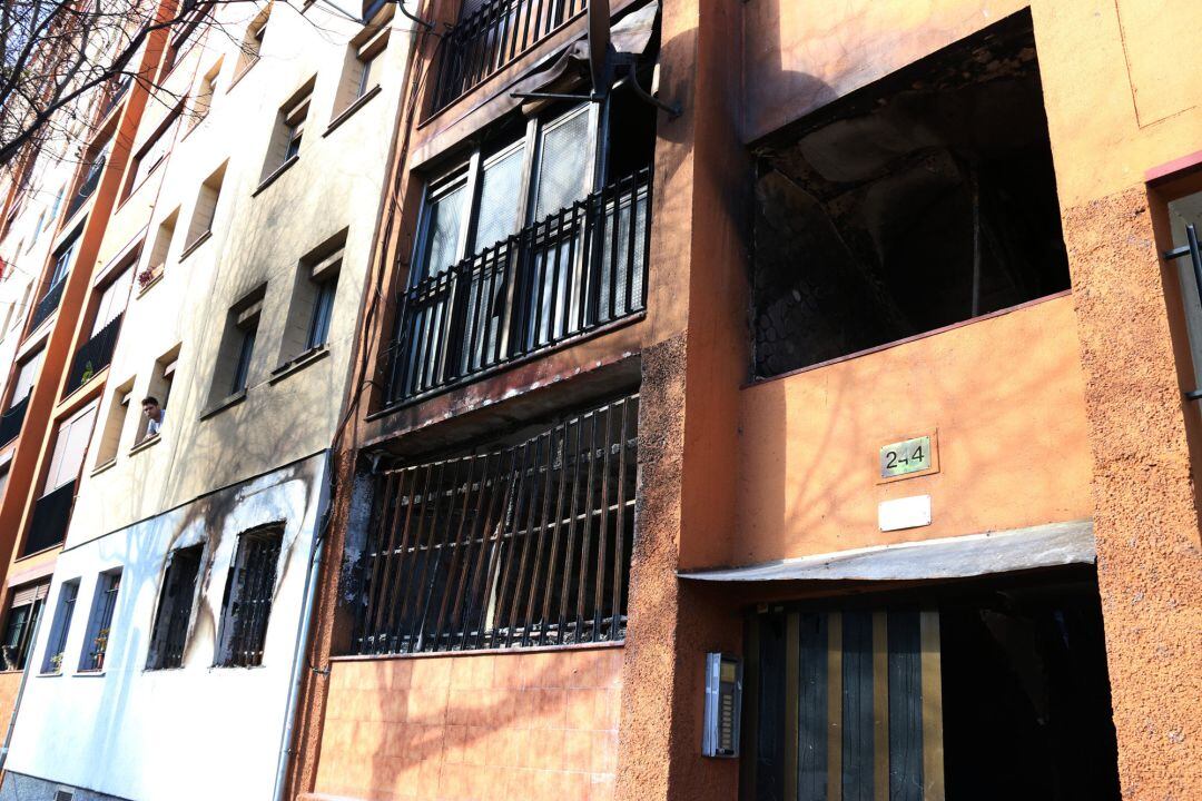 Entrada a l&#039;edifici de Badalona que va cremar