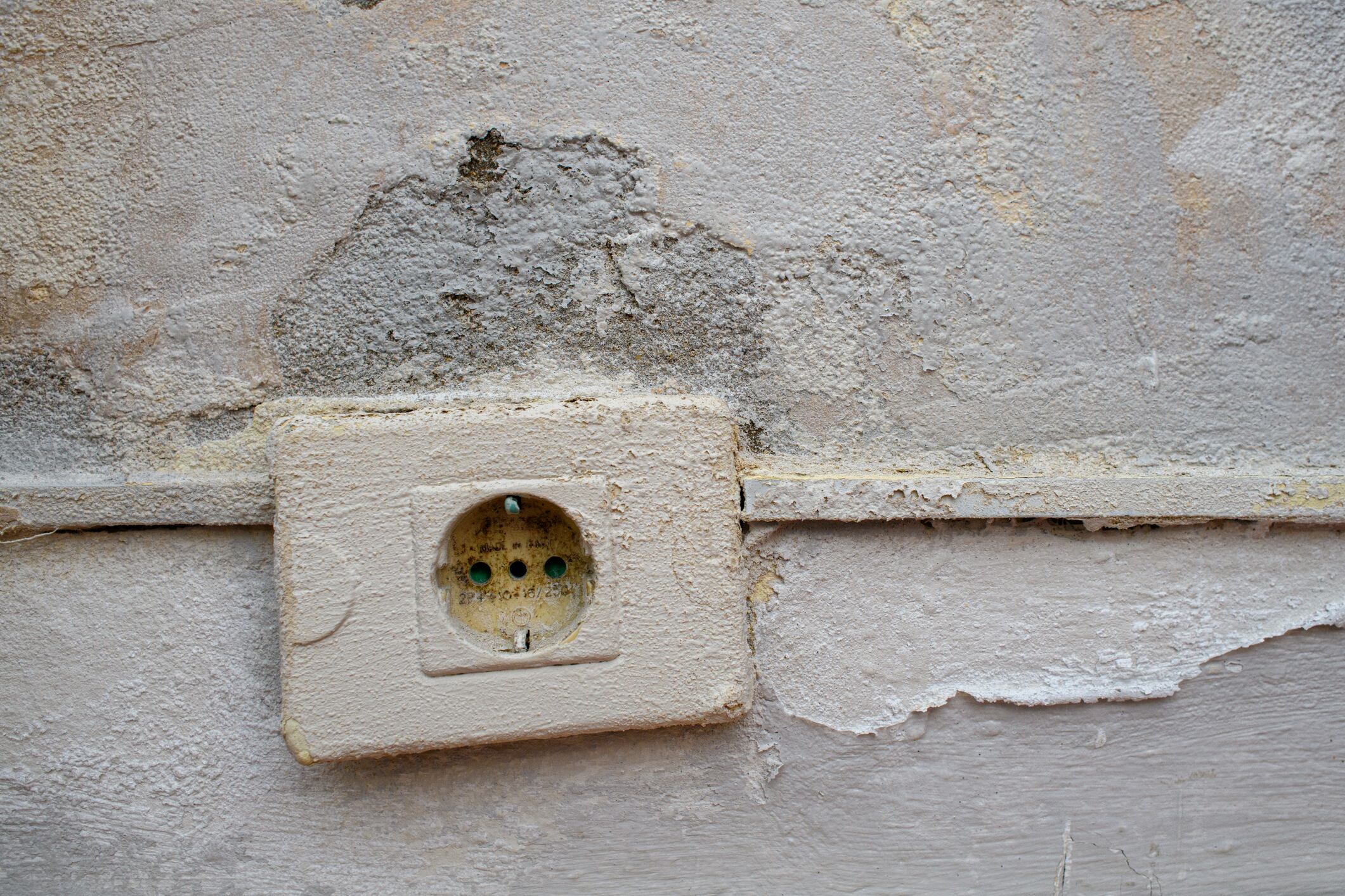 Enchufe y pared en mal estado
