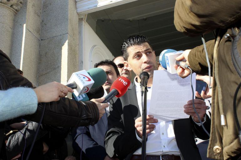 El alcalde de Pontecaldelas, Andrés Díaz , lee un comunicado en el acto en el que más de 200 vecinos han reprobado hoy con un minuto de silencio el crimen que se ha vivido en Ponte Caldelas (Pontevedra)