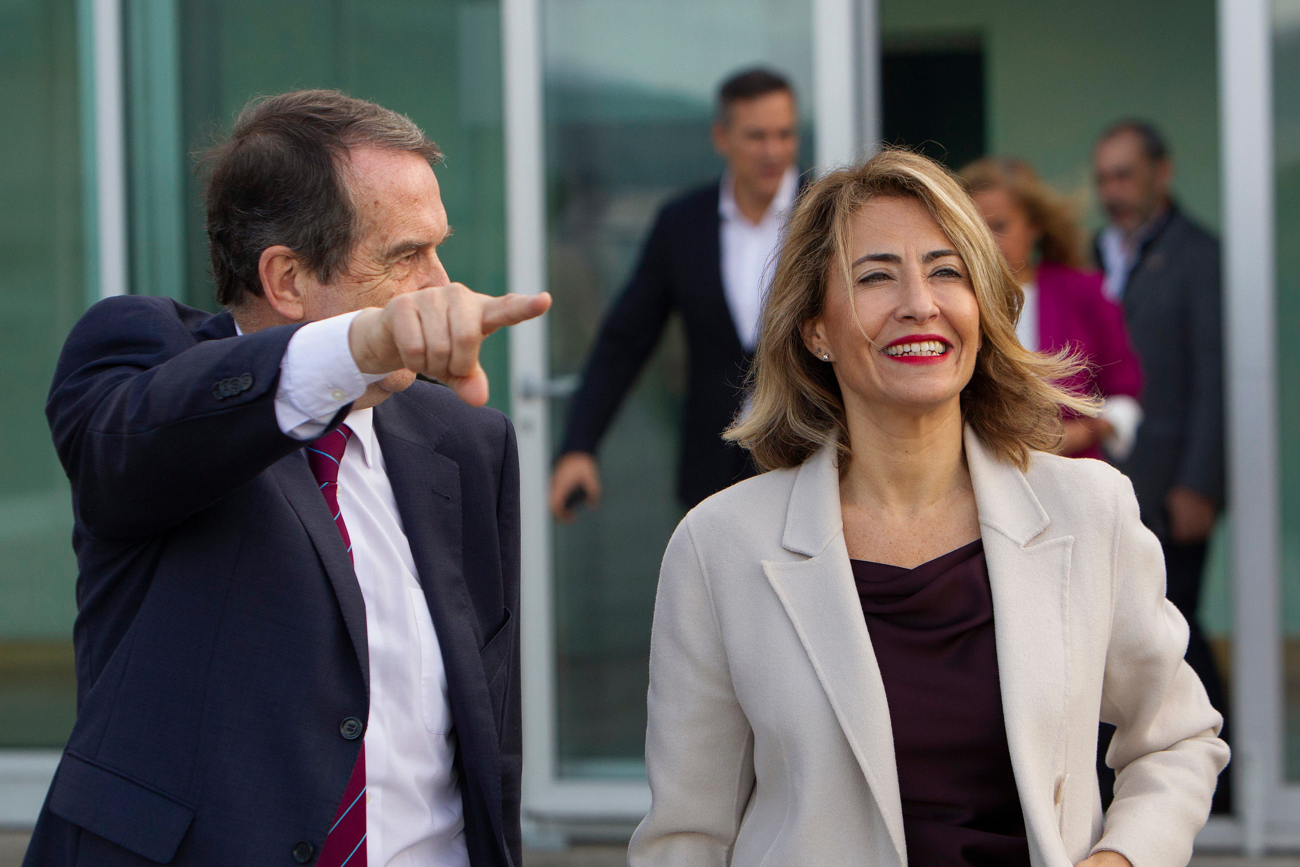 La ministra de Transportes, Movilidad y Agenda Urbana, Raquel Sánchez, y el presidente de la Federación Española de Municipios y Provincias (FEMP) y alcalde de Vigo, Abel Caballero, a su llegada a la inauguración de la segunda reunión del Foro Local para la Agenda Urbana que se celebra en el municipio gallego.. EFE / Salvador Sas