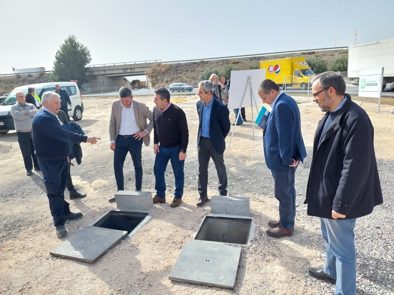El alcalde de Alcantarilla, Joaquín Buendía, y el consejero de Agua, Agricultura, Ganadería y Pesca, Antonio Luengo, visitaron hoy uno de los puntos por los que pasa esa tubería, en el Polígono Industrial Oeste,