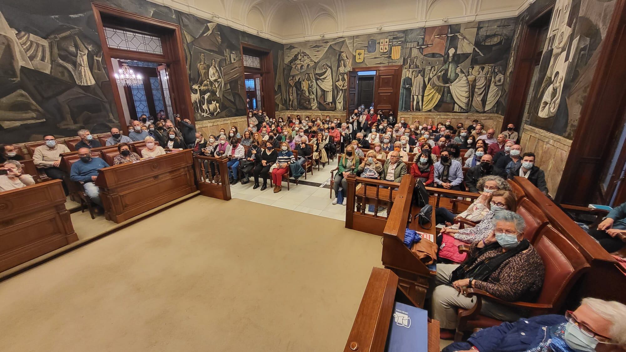 El público llenó el antiguo salón de plenos de la DPZ en la presentación de &#039;No quieren que lo sepas&#039;, el último libro del periodista Jesús Cintora