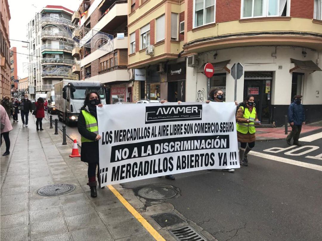 Los vendedores de mercadillos se han manifestado en vehículos por las calles de Ciudad Real