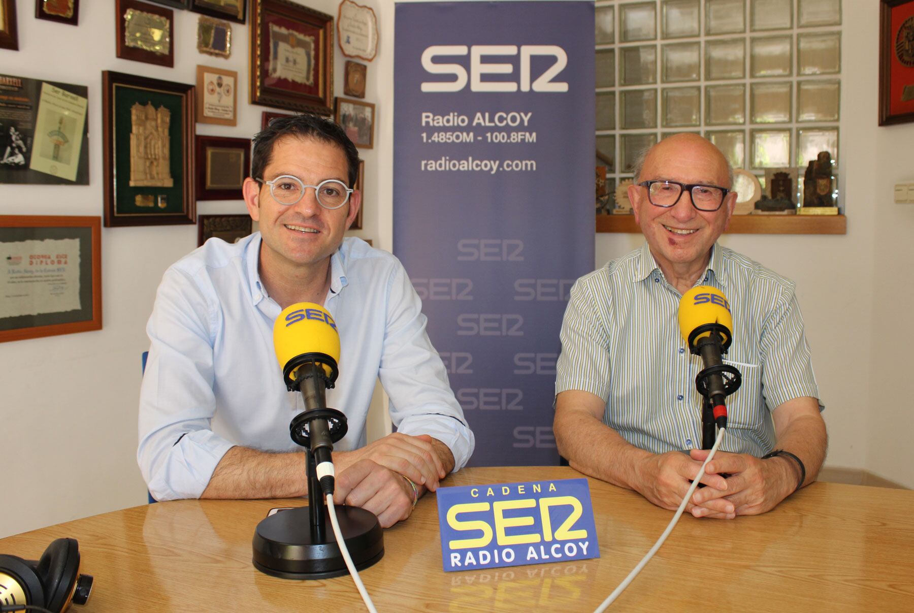 Marc Segura y José Luis Miró, en el estudio central de Radio Alcoy