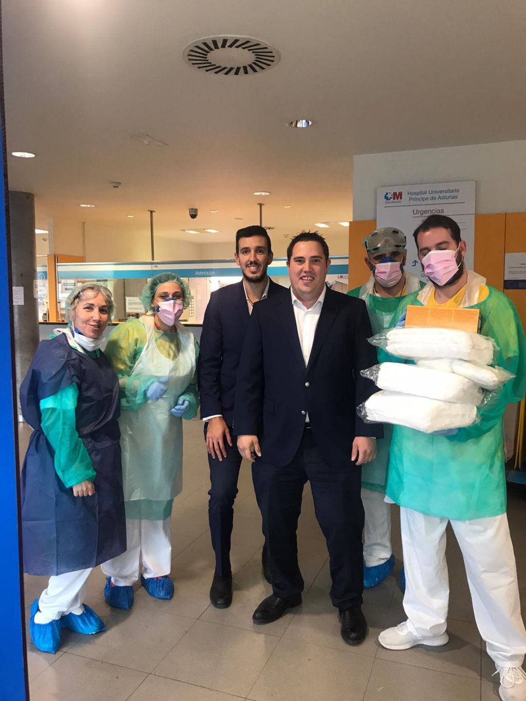 Miembros del restaurante Ra-Men Kagura de Madrid entregan el material donado a los profesionales del HUPA. 