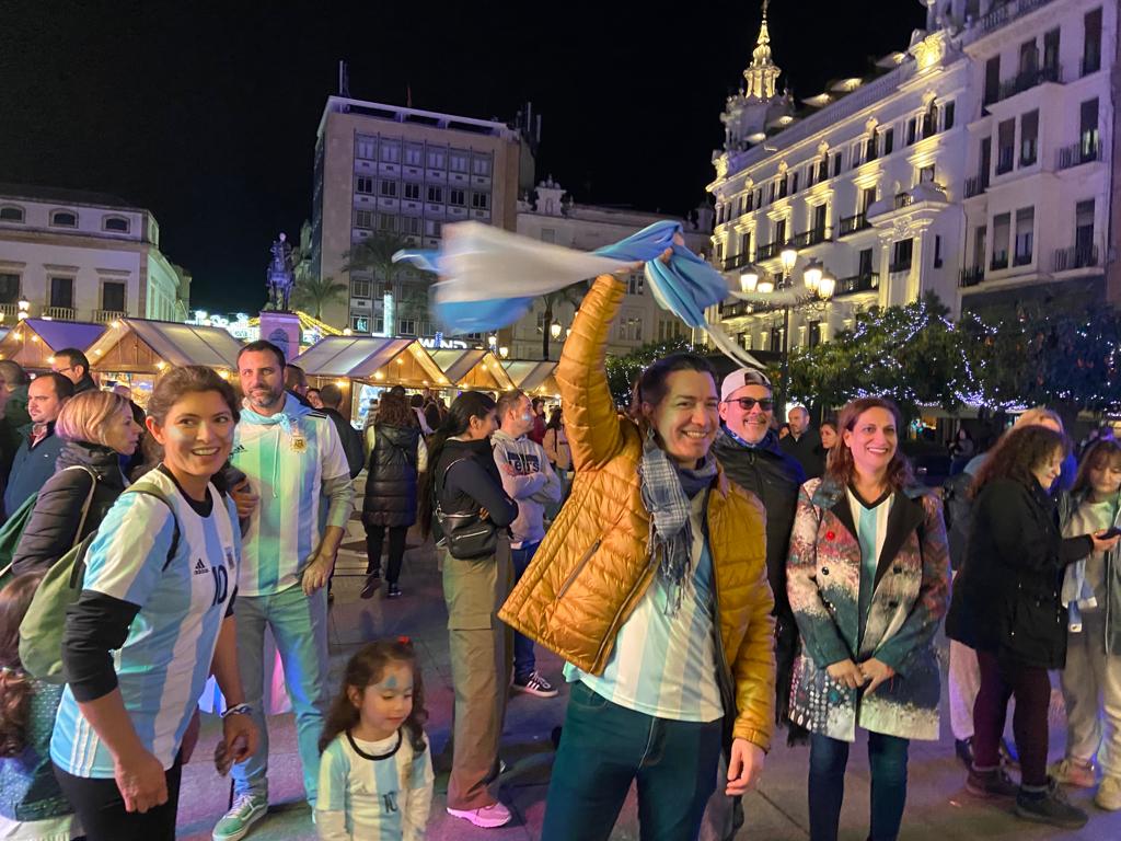 Residentes argentinos en Córdoba (España) celebran la victoria de su selección en la final del Mundial 2022