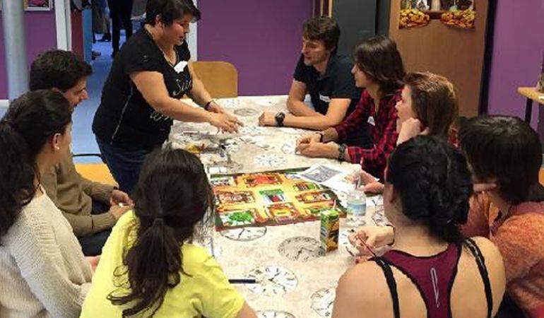 En el Café de las Lenguas los jóvenes charlan en inglés para practicar de forma amena, divertida y relajada