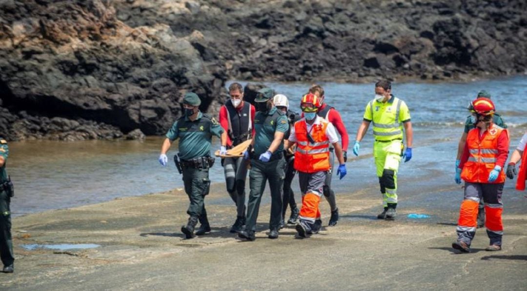 Momento en el que sacan del agua al menor de ocho años fallecido al naufragar la patera en Órzola.