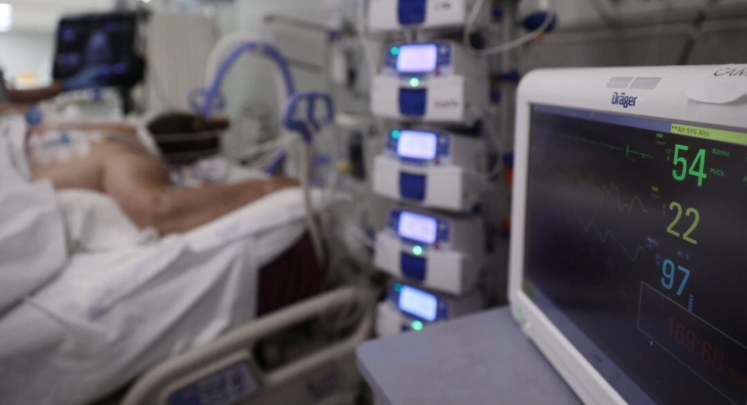 Constantes vitales en una pantalla de una paciente ingresada en la UCI.