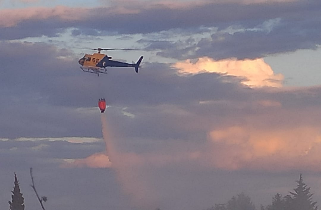 Helicóptero sofocando las llamas