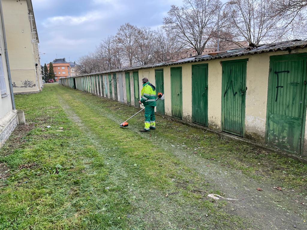 Un operario del Ayuntamiento de Ponferrada realiza las tareas de desbroce y limpieza