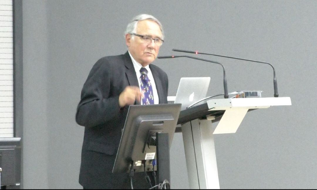 El doctor Sola durante su charla en el Hospital General de Elche