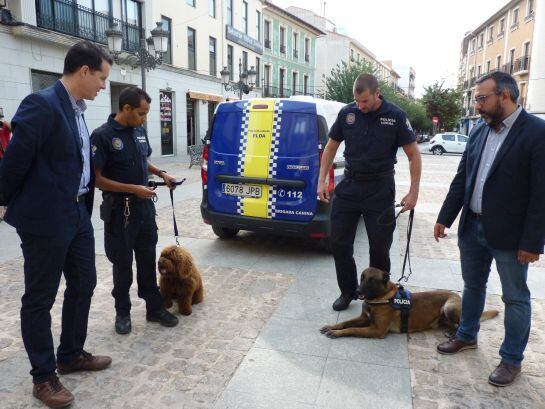 Suso y Lobo junto a sus adistradores, el alcalde y el concejal de Seguridad