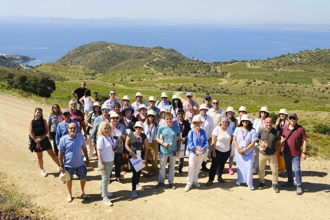 Foto de família de la delegació de les 15 regions al Cap de Creus